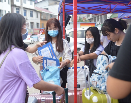 志愿者迎接报到学生