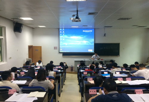 刘罗老师作为小组代表进行发言 刘罗老师作为小组代表进行发言