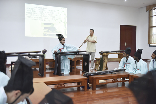 6月21日，vwin德赢ac米兰官方网国学院，古乐老师欧阳平彪与来自塔吉克斯坦的留学生sayora（佑娜）在合奏《高山流水》。 李谌涵 摄