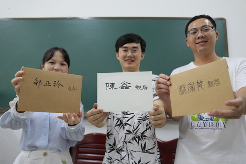 6月10日，vwin德赢ac米兰官方网理学院，3名毕业生从老师手中拿到了自己的信。