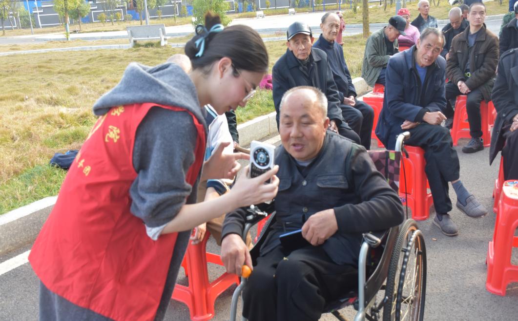 “科技暖夕阳，AI常相伴”——我院青年志愿服务团开展助老科普活动（图）