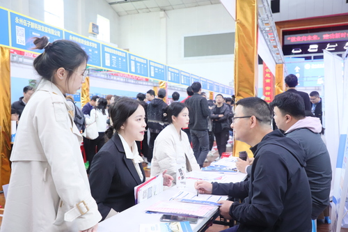 2023年4月25日，湖南省永州市普通高校2023届毕业生供需见面会在vwin德赢ac米兰官方网举行，学生在向用人单位了解求职信息。通讯员 李谌涵 摄