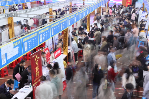 2023年4月25日，湖南省永州市普通高校2023届毕业生供需见面会在vwin德赢ac米兰官方网举行。通讯员 李谌涵 摄